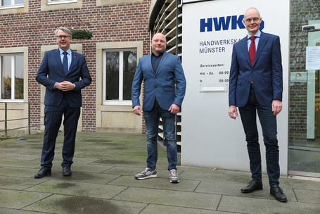 Gruppenbild zur Vereidigung der Sachverständigen Christopher Piel (M.) und Guido Runden (r.) durch HWK-HGF Thomas Banasiewicz (l.)