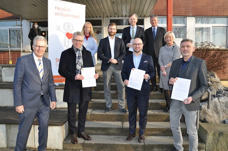 Gruppenbild zur Kooperationsvereinbarung Strahlemann Talent Company an der Sekundarschule Beckum