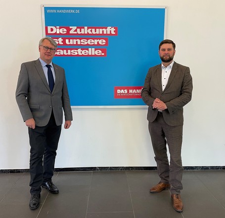 Zu einem Antrittsbesuch empfing der Hauptgeschäftsführer der Handwerkskammer Münster Thomas Banasiewicz (l.) den neuen Hauptgeschäftsführer der Handwerkskammer Südwestfalen Hendrik Schmitt (r)