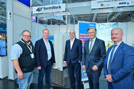 Im Gespräch am Gemeinschaftsstand des Handwerks auf der Hannover Messe (v.l.): Betriebsleiter Markus Pöhlitz und Geschäftsführer Wolfgang Schilling von formWerk, Münsterland e.V.-Vorstand Klaus Ehling, HWK-Präsident Hans Hund und stv. HWK-Geschäftsführer