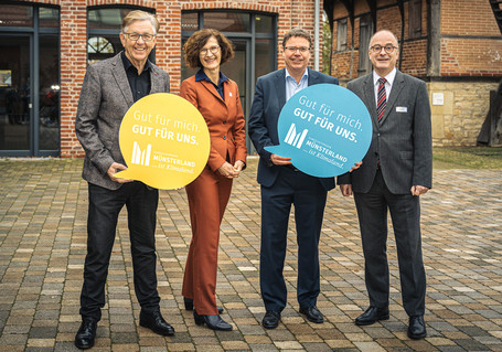 Treiben gemeinsam die Wärmewende im Münsterland voran: HWK-Präsident Hans Hund (l.), Dr. Andrea Hoppe, stellv. Abteilungsleiterin Klimaschutz im Ministerium für Wirtschaft, Industrie, Klimaschutz und Energie des Landes NRW (2.v.l.), Carsten Petersdorff, B