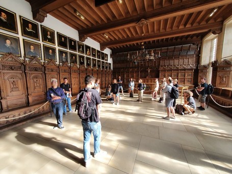 Vor der Entwicklung ihrer Friedenssouvenirs besuchten die Studierenden im vergangenen Jahr auch den münsterschen Friedenssaal Bild Stadt Münster