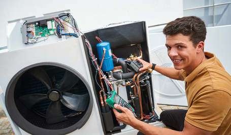 Handwerker bei der Prüfung einer Wärmepumpe