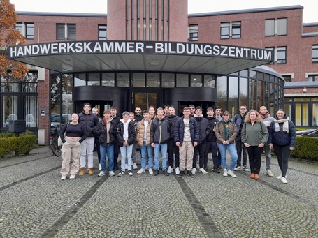 Gruppenbild französischer Kfz-Azubis beim Besuch des HBZ Münster