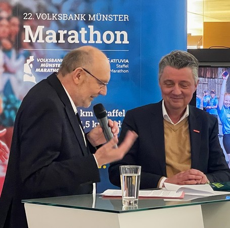 HWK-Vizepräsident Jürgen Kroos (r.) bei der Eröffungspressekonferenz zum Volksbank Münster Marathon 2024