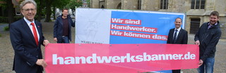 Präsentation des handwerksbanner.de-Banners mit HWK-Präsident Hans Hund